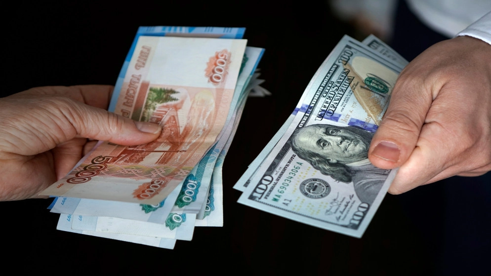 الروبل الروسي يقفز لأعلى مستوى في 3 أسابيع قرب 59 مقابل الدولار