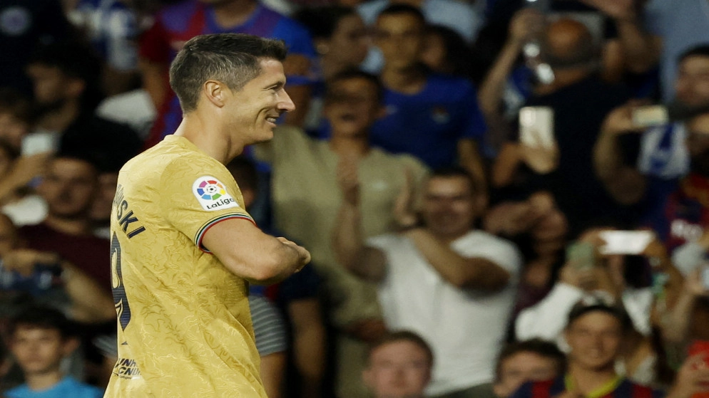 ثنائية لليفاندوفسكي يوم عيد ميلاده تمنح الفوز الأول لبرشلونة هذا الموسم