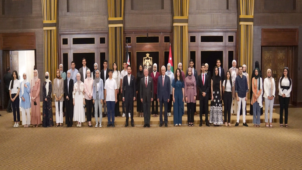 الملك وولي العهد يستقبلان أوائل الثانوية العامة تقديرا لتفوقهم