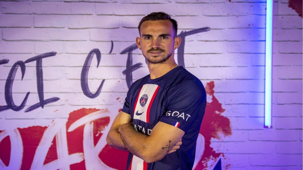 باريس سان جرمان يضم لاعب الوسط الإسباني رويز من نابولي