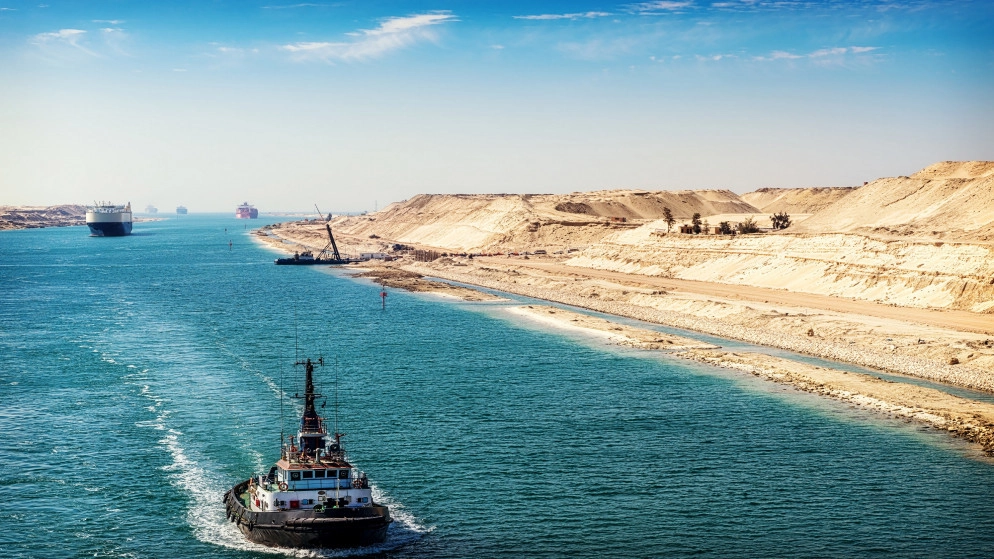 تعويم سفينة بعد جنوحها في قناة السويس