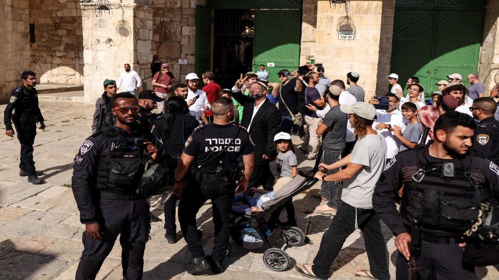 عضو في الكنيست الإسرائيلي ومستوطنون يقتحمون قرية النبي صموئيل شمال غرب القدس