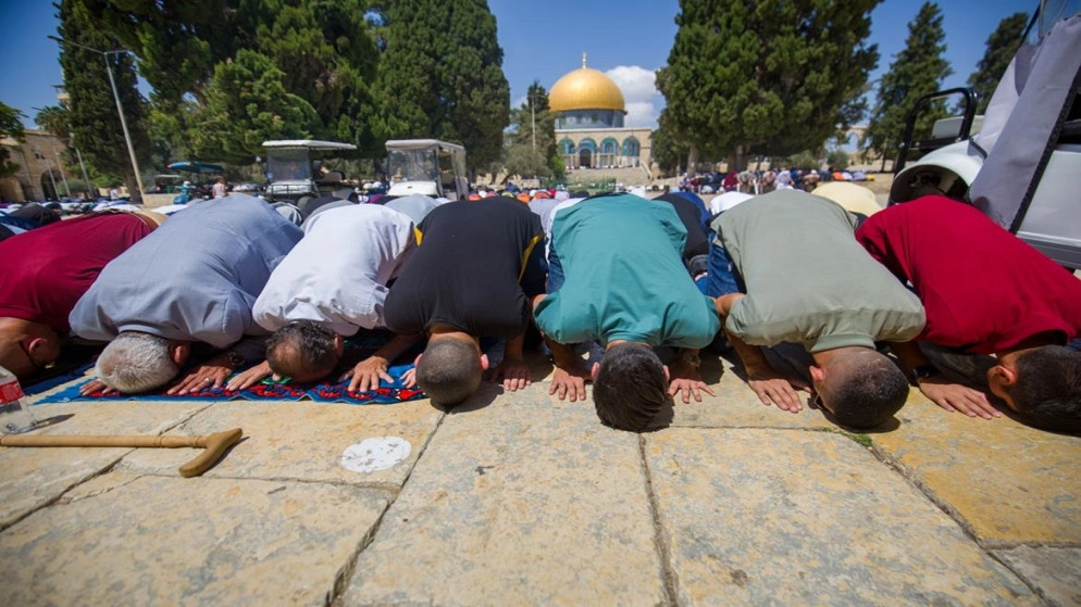 عشرات الآلاف يؤدون صلاة الجمعة بالمسجد الأقصى رغم قيود الاحتلال الإسرائيلي