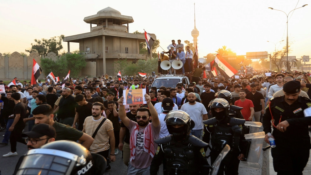 مئات المتظاهرين في بغداد يطالبون بـ"تغيير النظام السياسي "