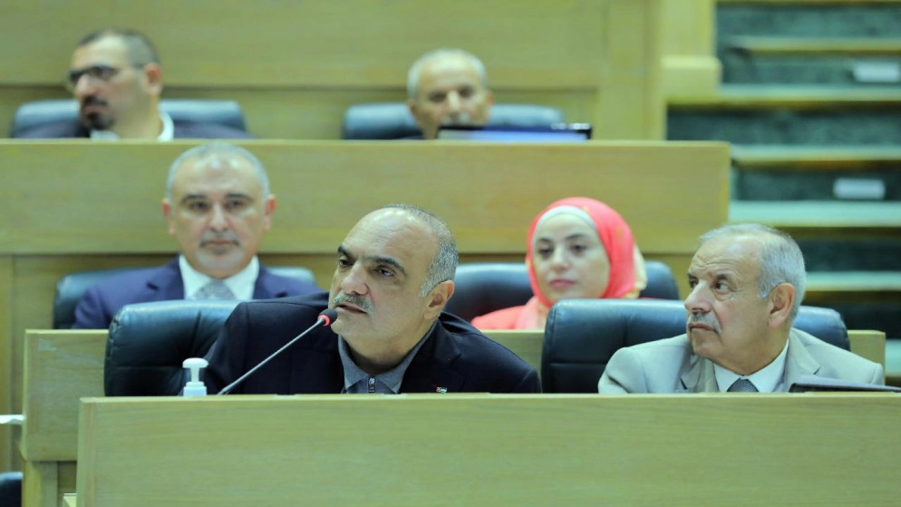 رئيس الوزراء: مزاعم كاذبة وافتراءات تدعي التصرف بمقدرات الوطن