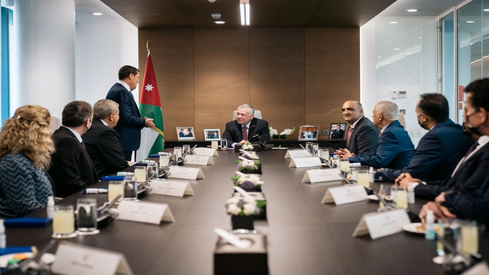 الملك: الصناعات الدوائية أولوية في رؤية التحديث الاقتصادي