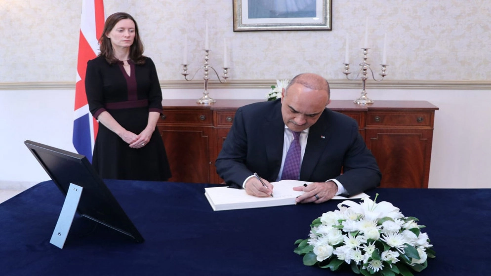 رئيس الوزراء يقدم التعازي بوفاة الملكة إليزابيث الثانية في السفارة البريطانية