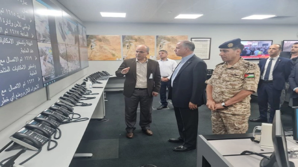 نائب الملك يتابع عمليات الإنقاذ والإخلاء من مركز إدارة الأزمات