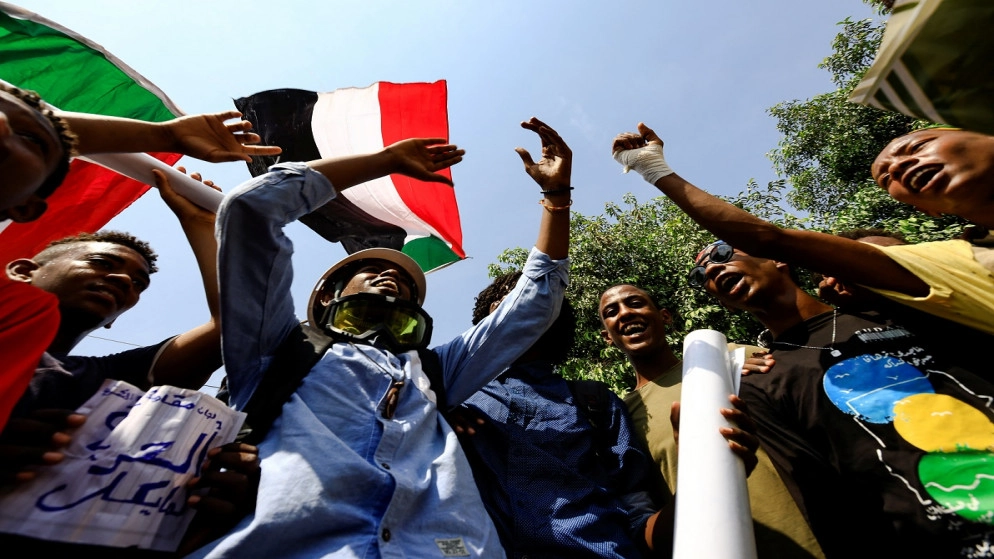 آلاف السودانيين في الشارع احتجاجا على السلطات العسكرية