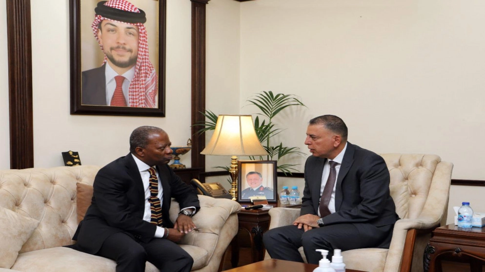 وزير الداخلية يبحث مع مسؤول أميركي التعاون بالمجالات الأمنية