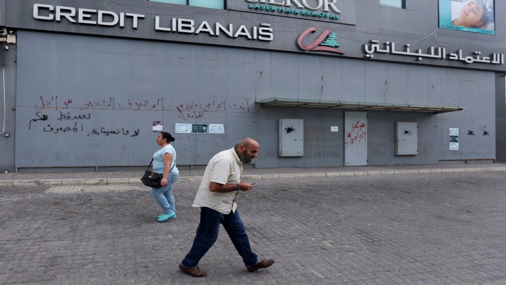 الليرة اللبنانية في أدنى مستوياتها مقابل الدولار وسط إقفال المصارف