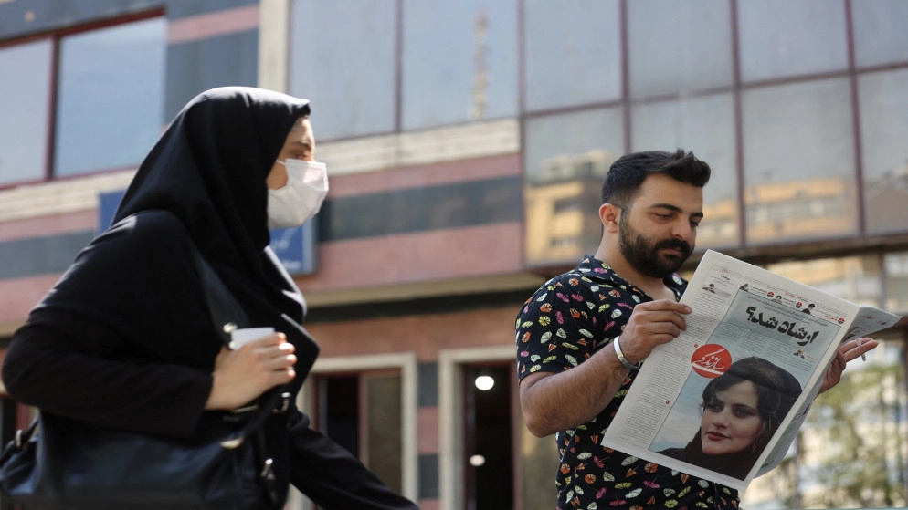 احتجاجات في إيران والشرطة تصف وفاة شابة في الحجز بأنه "حادث مؤسف"