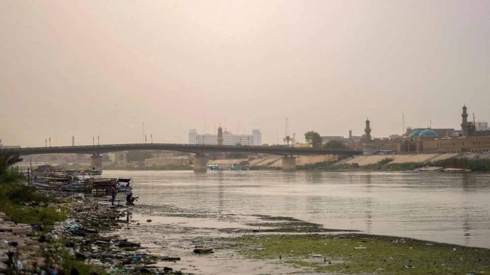 نهر دجلة التاريخي في العراق يصارع الموت