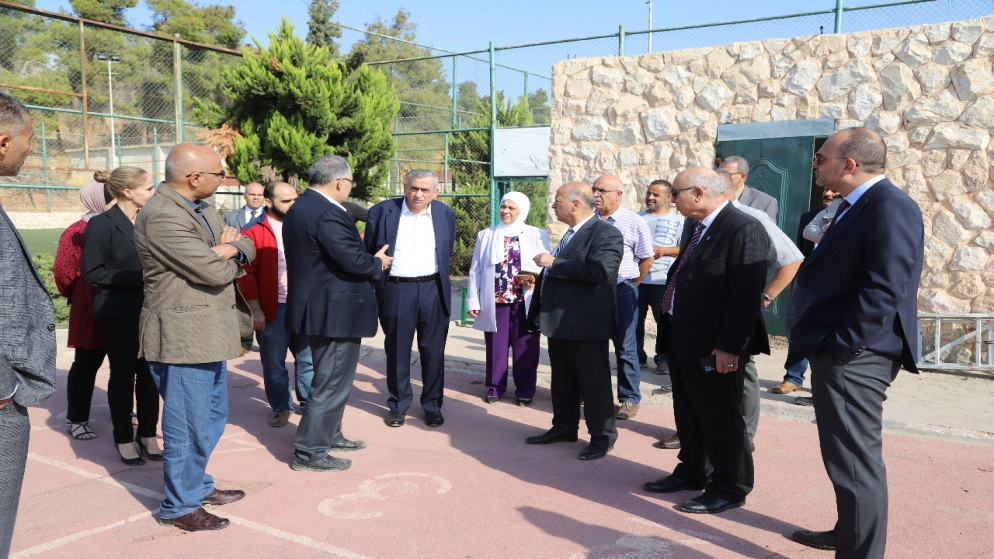 رئيس الجامعة الأردنية يطالب بإعادة تأهيل مرافق كلية علوم الرياضة وملاعبها