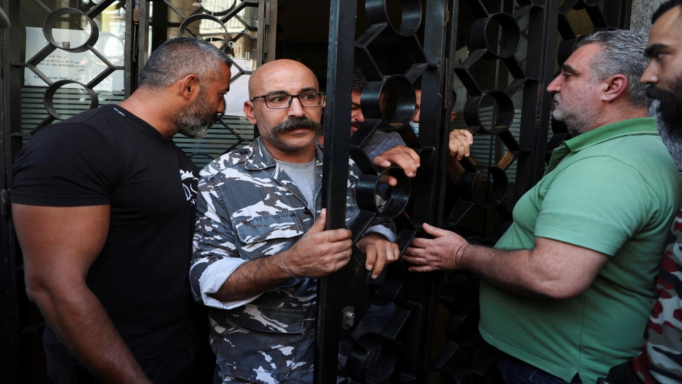 جمعية المصارف اللبنانية تقول إنها ستبقي أبوابها مغلقة بعد سلسلة من الاقتحامات