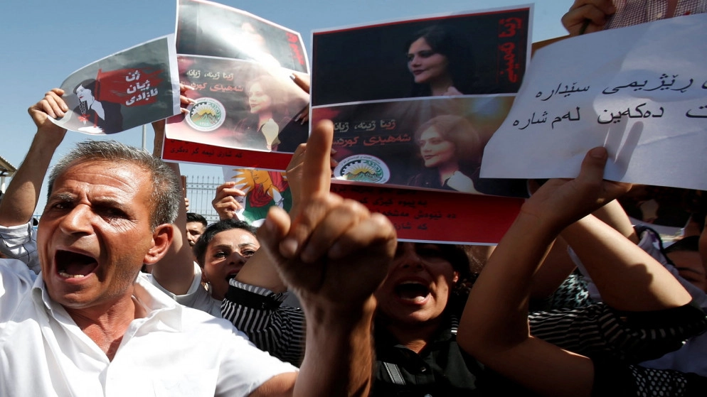 الرئيس الإيراني: يتعين مواجهة الاحتجاجات "بحزم"