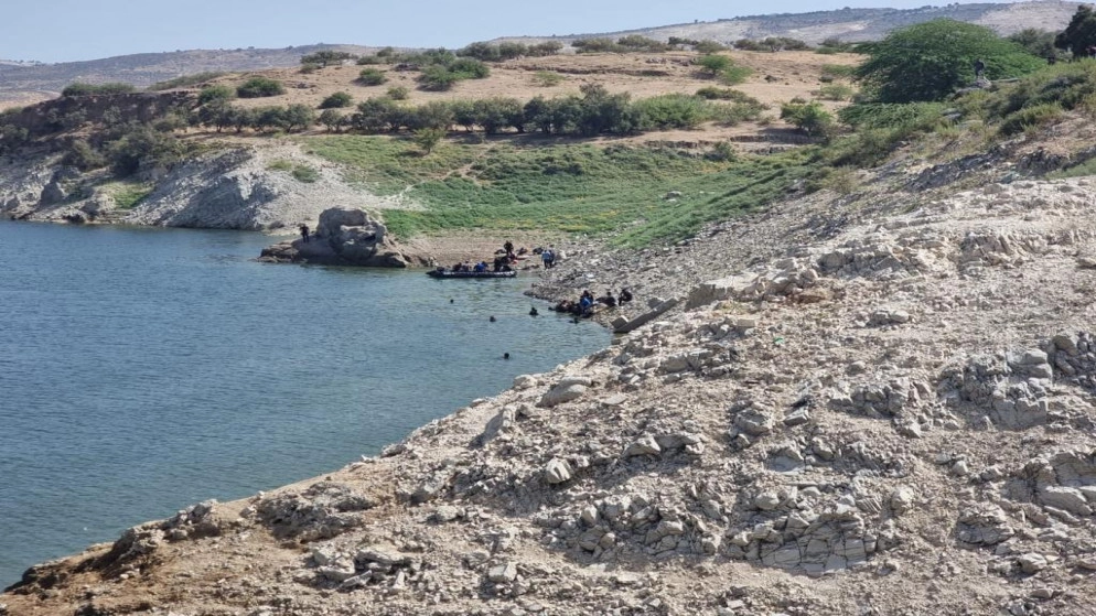 كوادر الدفاع المدني تبحث عن شاب مفقود في سد وادي العرب