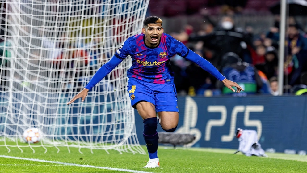 أراوخو مدافع برشلونة يقول إن خضوعه لجراحة "الحل الأمثل"