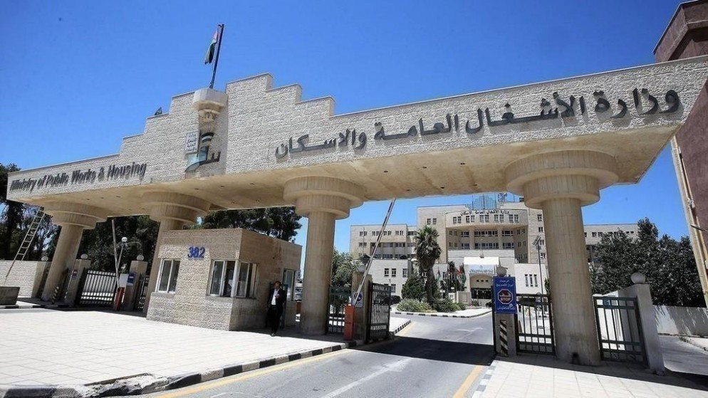 الأشغال: إنجاز 32 مشروعا واستمرار العمل في 70 مشروعا وعطاء بمختلف المناطق